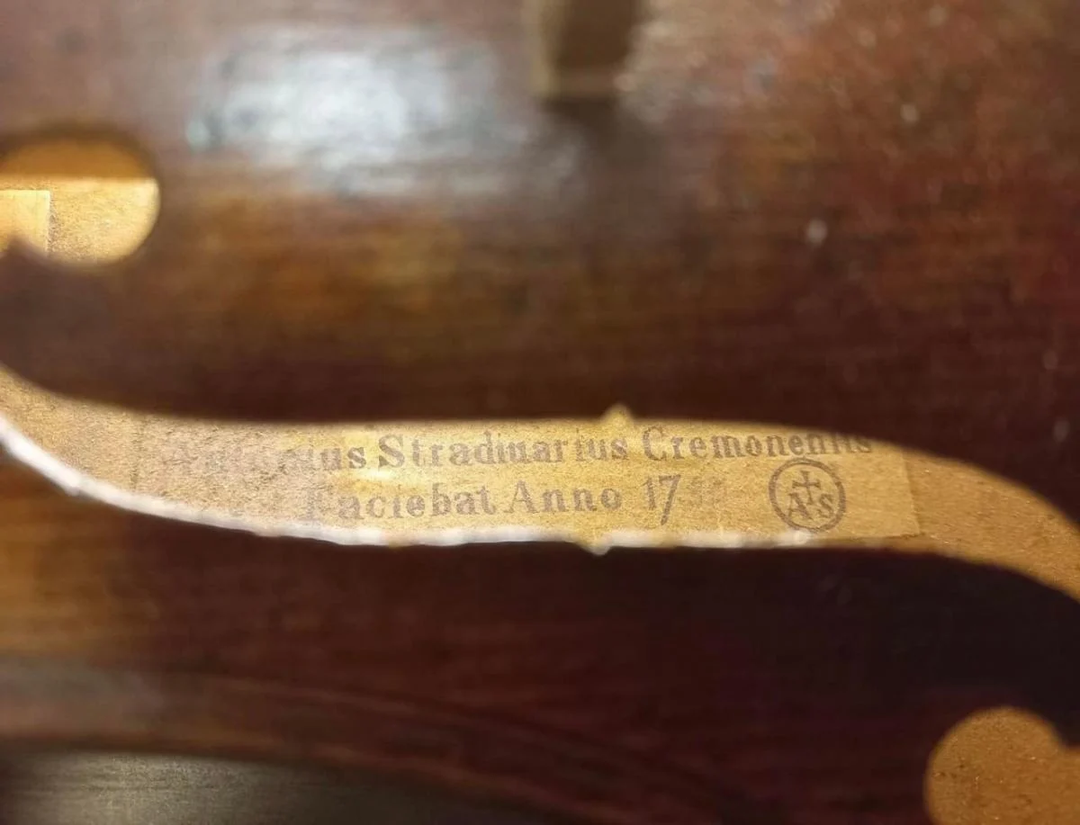 На кордоні "відловили" старовинну скрипку Страдіварі